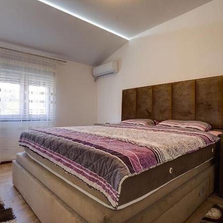 Divino Apartment Тиват Екстериор снимка