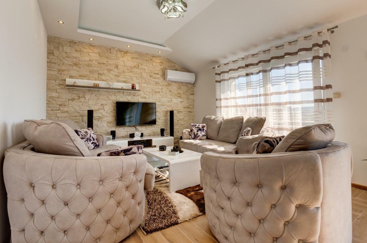 Divino Apartment Тиват Екстериор снимка