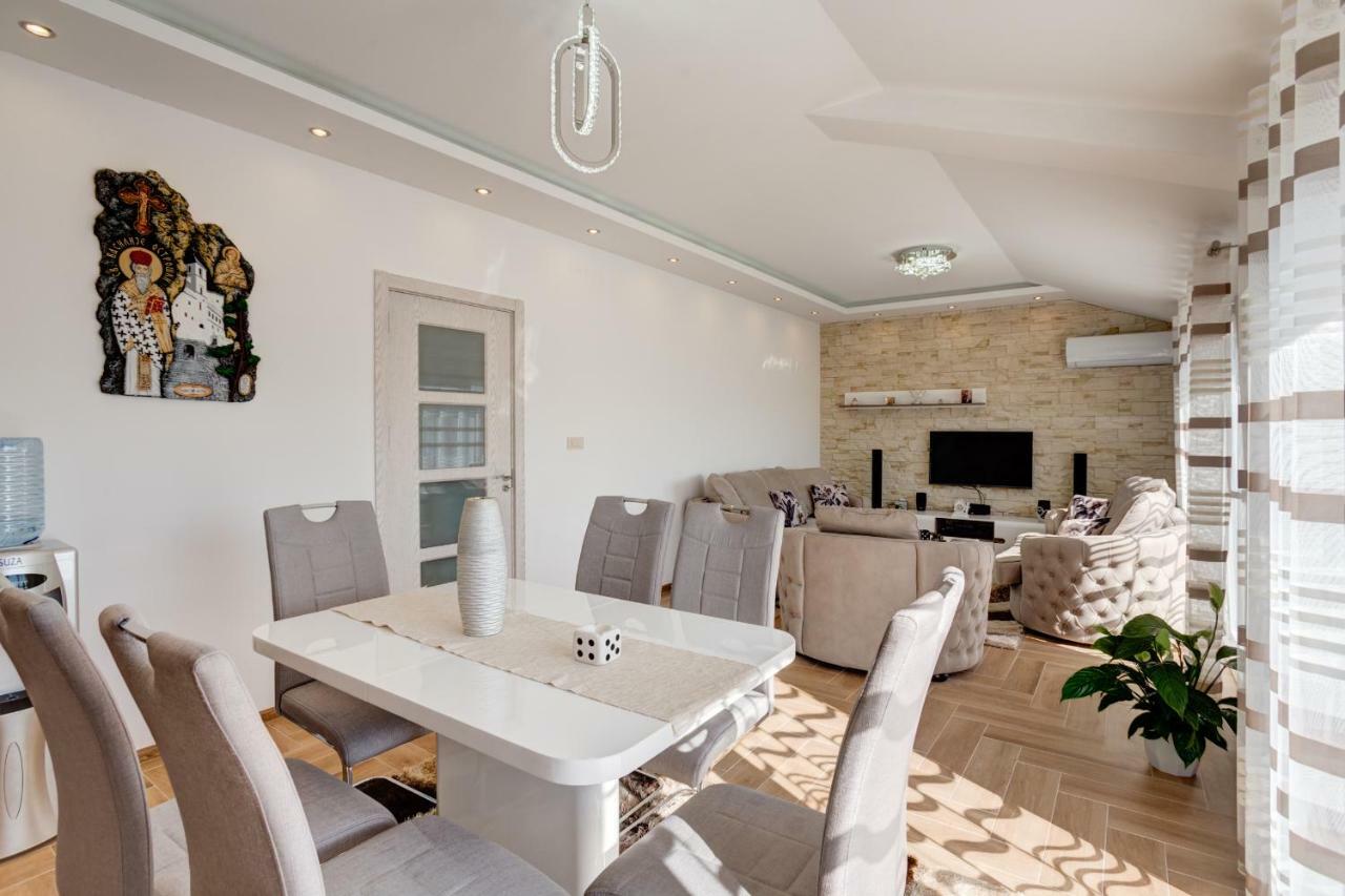 Divino Apartment Тиват Екстериор снимка